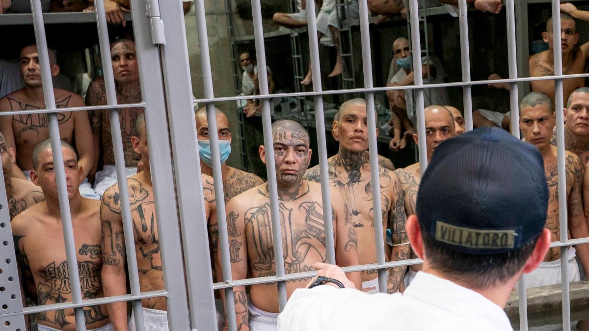 El Salvador schließt für die USA Häftlinge weg – was ist da los?