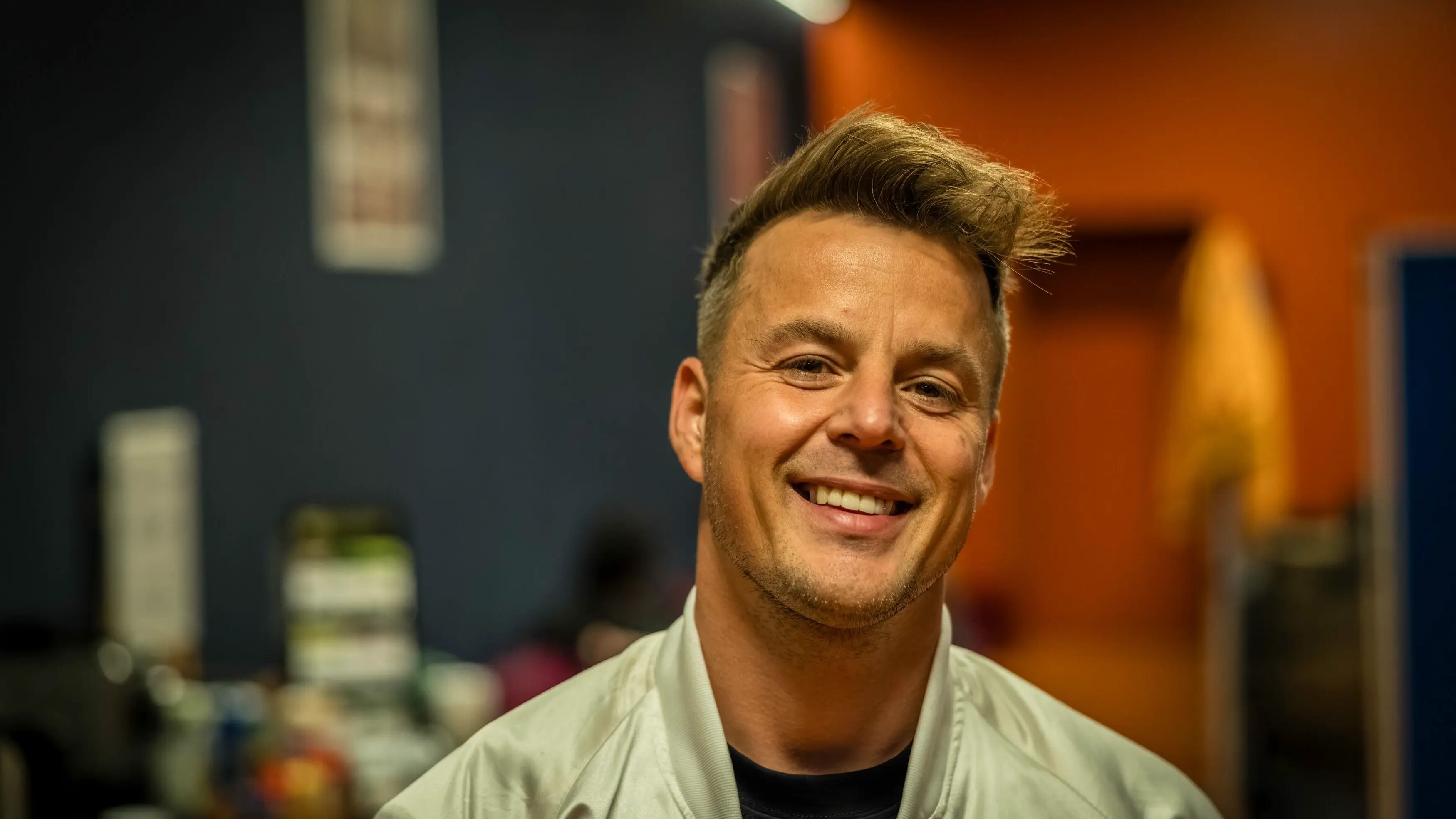Knappe -Tschau-Tour 2025: Alexander Knappe steht vor seinem Konzert im Backstage-Bereich des GladHouse.
Knappe beendet in diesem Monat mit seiner «Knappe sagt Tschau Tour 2025» seine Karriere.