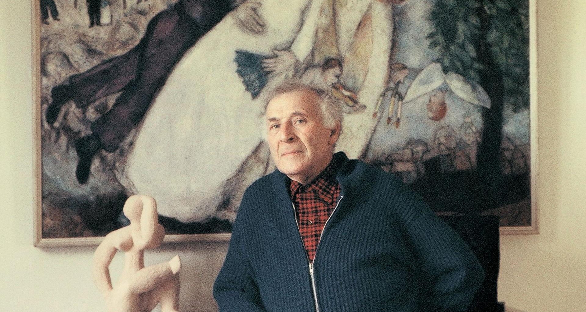Marc Chagall steht im Jahr 1952 in Saint-Jean-Cap-Ferrat in der Nähe von Vence an der Cote d'Azur. Photographie.