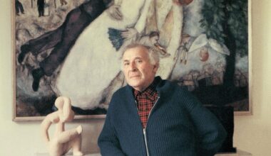 Marc Chagall steht im Jahr 1952 in Saint-Jean-Cap-Ferrat in der Nähe von Vence an der Cote d'Azur. Photographie.