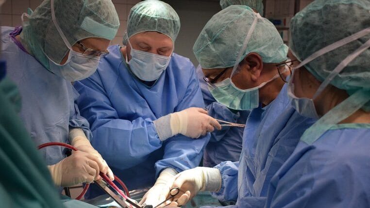 Chefarzt Bektas und sein Team konnten den Tumor entfernen.