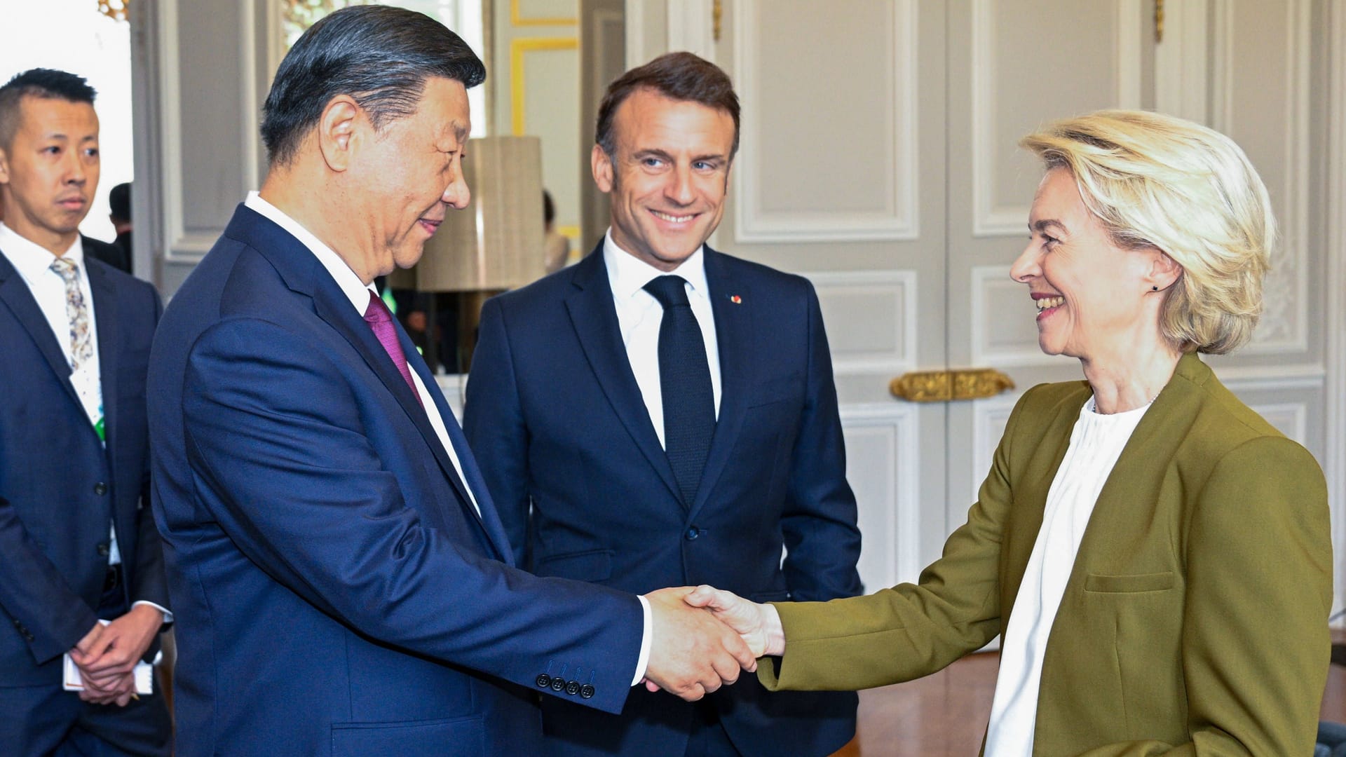 Chinas Staatschef Xi Jinping (li.) beim Händedruck mit EU-Kommissionspräsidentin Ursula von der Leyen, in der Mitte Frankreichs Präsident Emmanuel Macron: Ungleiches Kräfteverhältnis.
