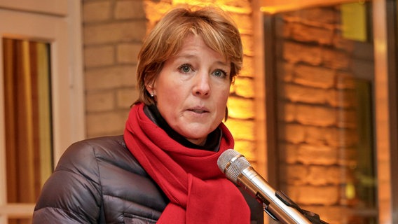 Christina Block spricht mit ernster Mine auf einem Neujahrsempfang im Hamburger Elysée-Hotel in ein Mikrofon. © picture alliance Foto: -