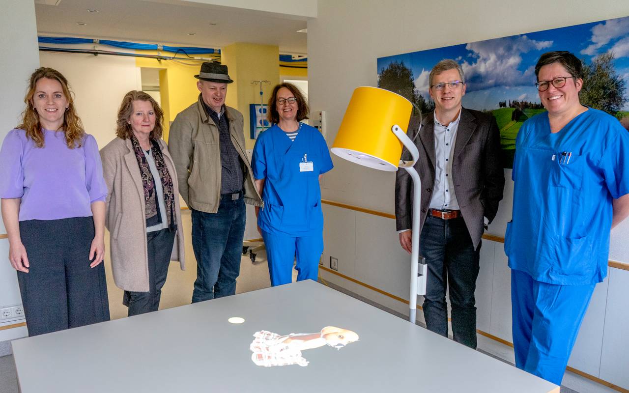 Eine Gruppe erwachsener Menschen in einem Krankenhaus.
