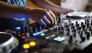 Ein DJ legt auf, wie in vielen Clubs in Berlin.