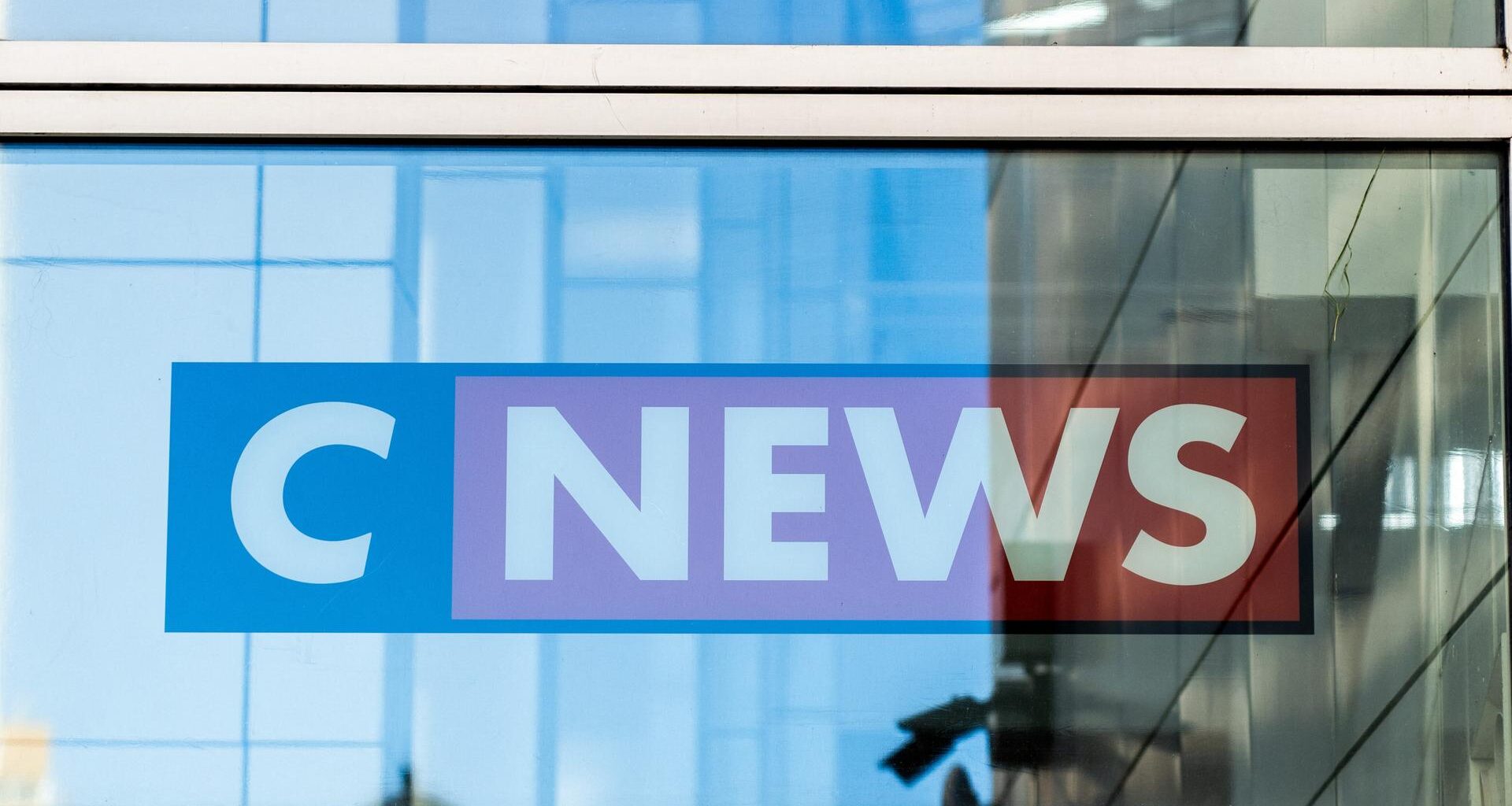 Der Schriftzug CNews ist auf einer Glasscheibe zu sehen.