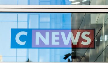 Der Schriftzug CNews ist auf einer Glasscheibe zu sehen.
