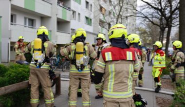 Feuerwehr löscht brennenden Müll in Lichtenberger Keller