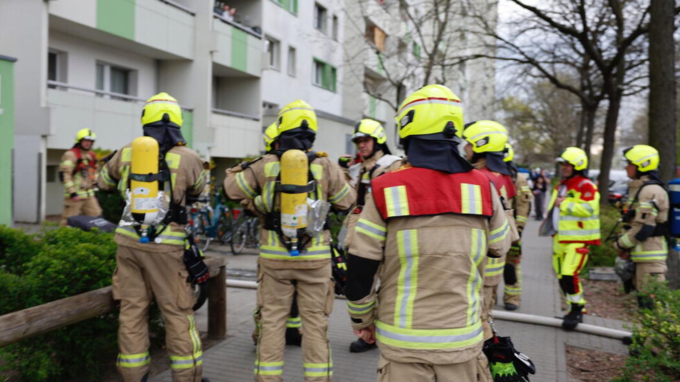 Feuerwehr löscht brennenden Müll in Lichtenberger Keller
