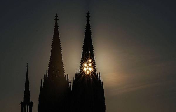 Köln | Kletterer am Kölner Dom erwischt - nachts im Nordturm