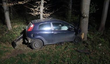 Fiat prallt gegen Baum - Fahrer schwer verletzt