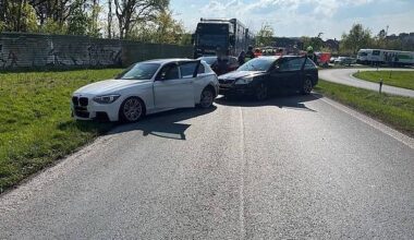 PKW-Fahrer fährt auf Pannenfahrzeug auf