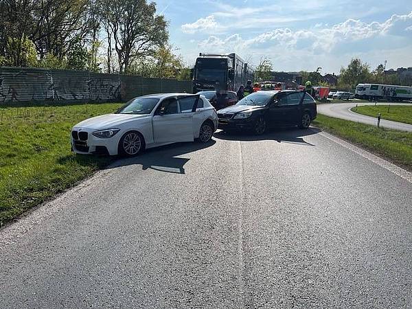 PKW-Fahrer fährt auf Pannenfahrzeug auf