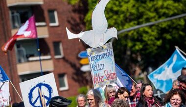 Hamburg/Dortmund/Frankfurt | Friedenstaube-Demos: Tausende machen bei Ostermärschen mit
