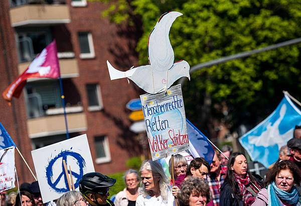 Hamburg/Dortmund/Frankfurt | Friedenstaube-Demos: Tausende machen bei Ostermärschen mit