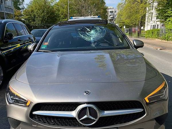 Opfer fällt nach Vollbremsung von Motorhaube