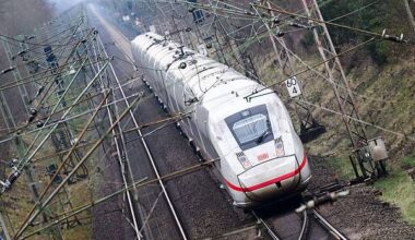 Hamburg | Gleisarbeiter von ICE in Hamburg erfasst und schwer verletzt
