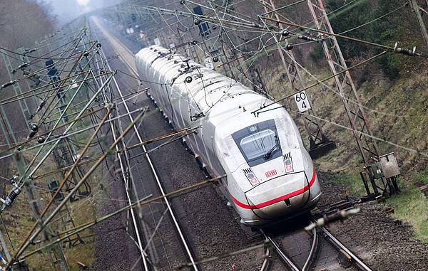 Hamburg | Gleisarbeiter von ICE in Hamburg erfasst und schwer verletzt