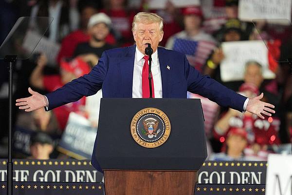 Washington | 100 Tage Präsident: Trump feiert sich vor Anhängern selbst