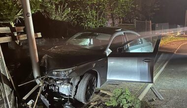 Bielefelder fährt vor Laterne und Gartenzaun
