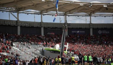 Rugbypartie in Frankreich - Fallschirmspringer bleibt an Stadiondach in Toulouse hängen - Panorama
