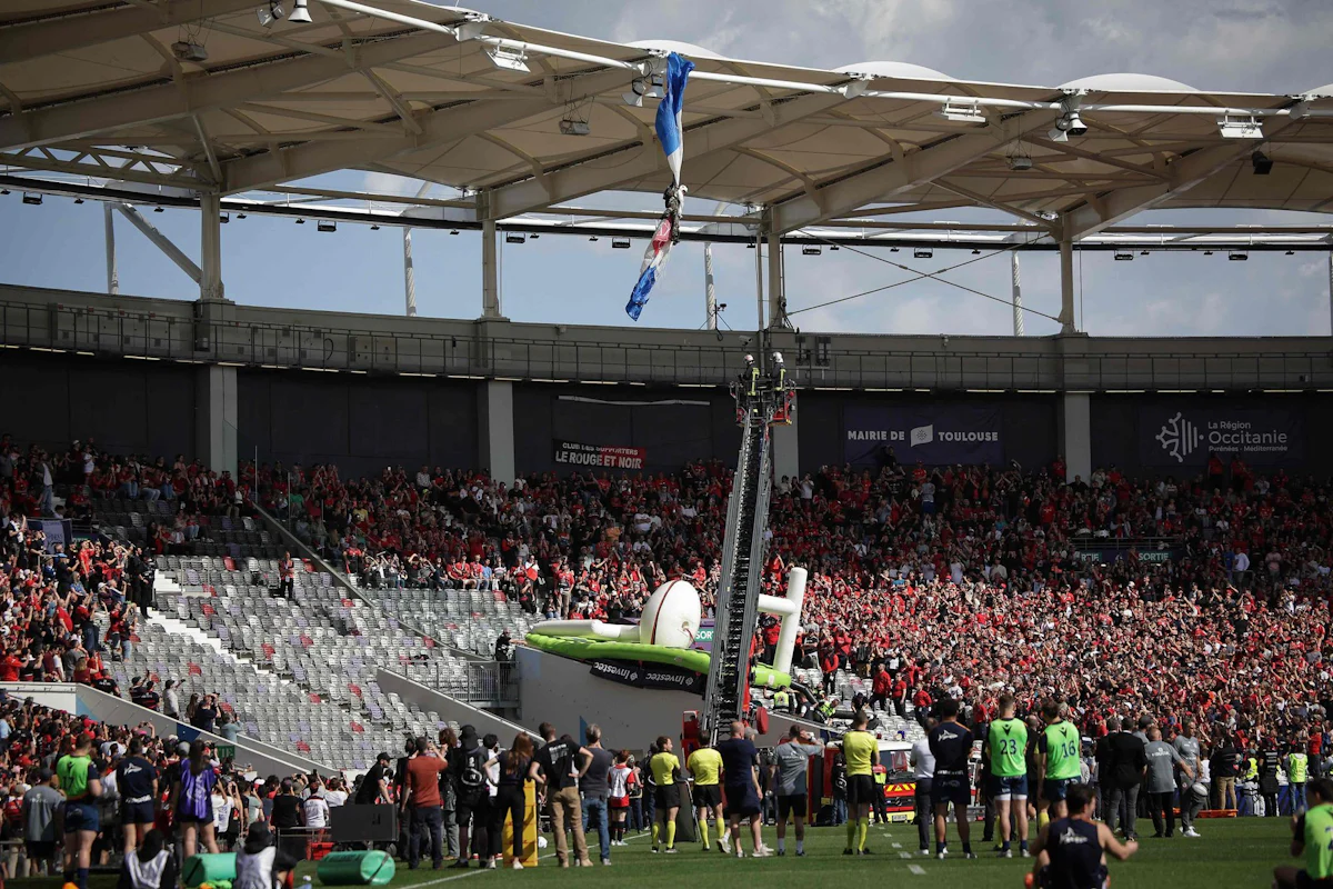 Rugbypartie in Frankreich - Fallschirmspringer bleibt an Stadiondach in Toulouse hängen - Panorama