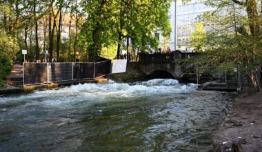 München: Surferin stirbt nach Unfall in Eisbachwelle | Regional