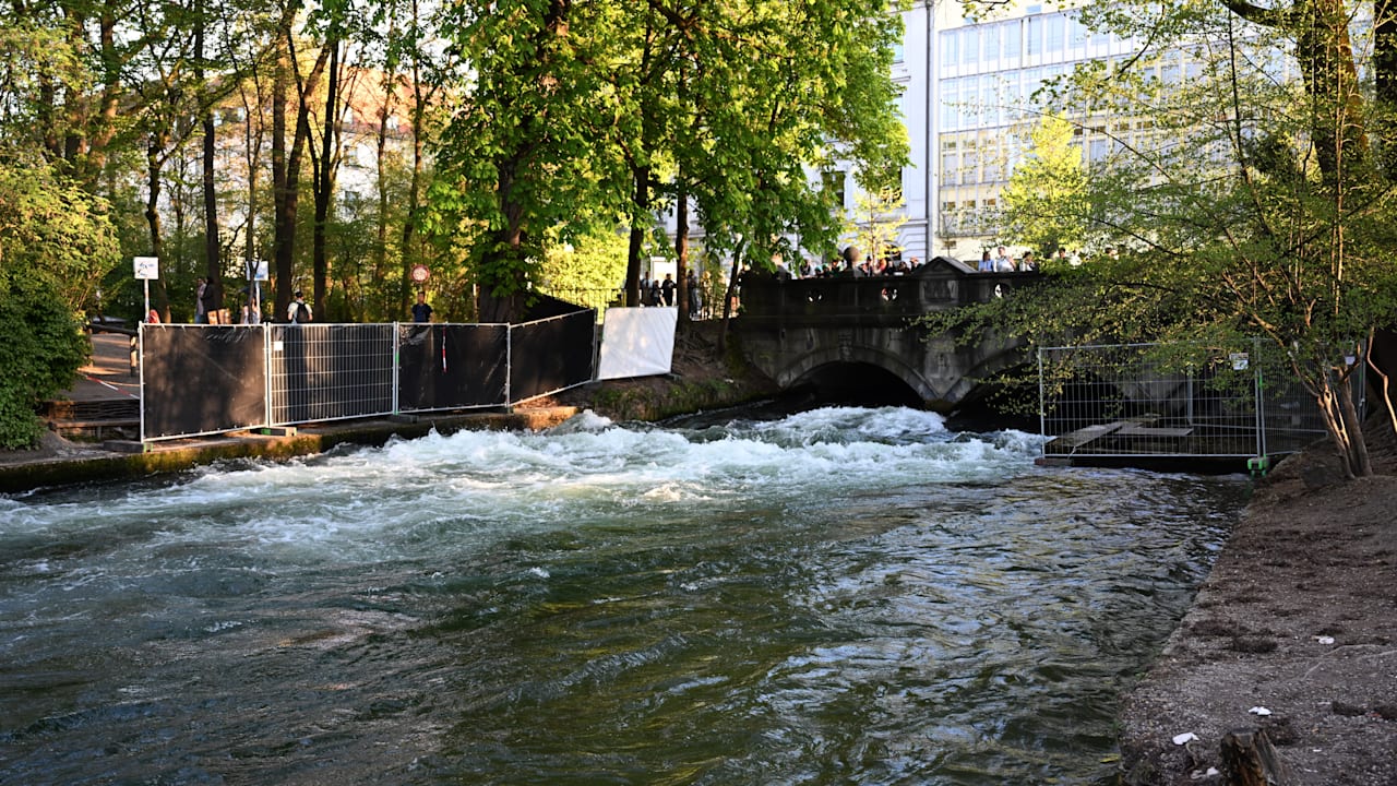 München: Surferin stirbt nach Unfall in Eisbachwelle | Regional