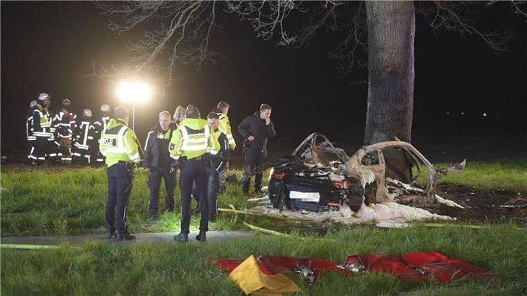 Zwei Jugendliche sterben in Sportwagen