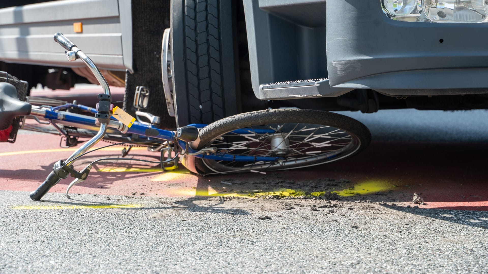 Das Fahrrad liegt unter einem Lkw-Reifen: Eine Radfahrerin wurde bei einem mutmaßlichen Abbiegeunfall in Hamburg schwer verletzt.