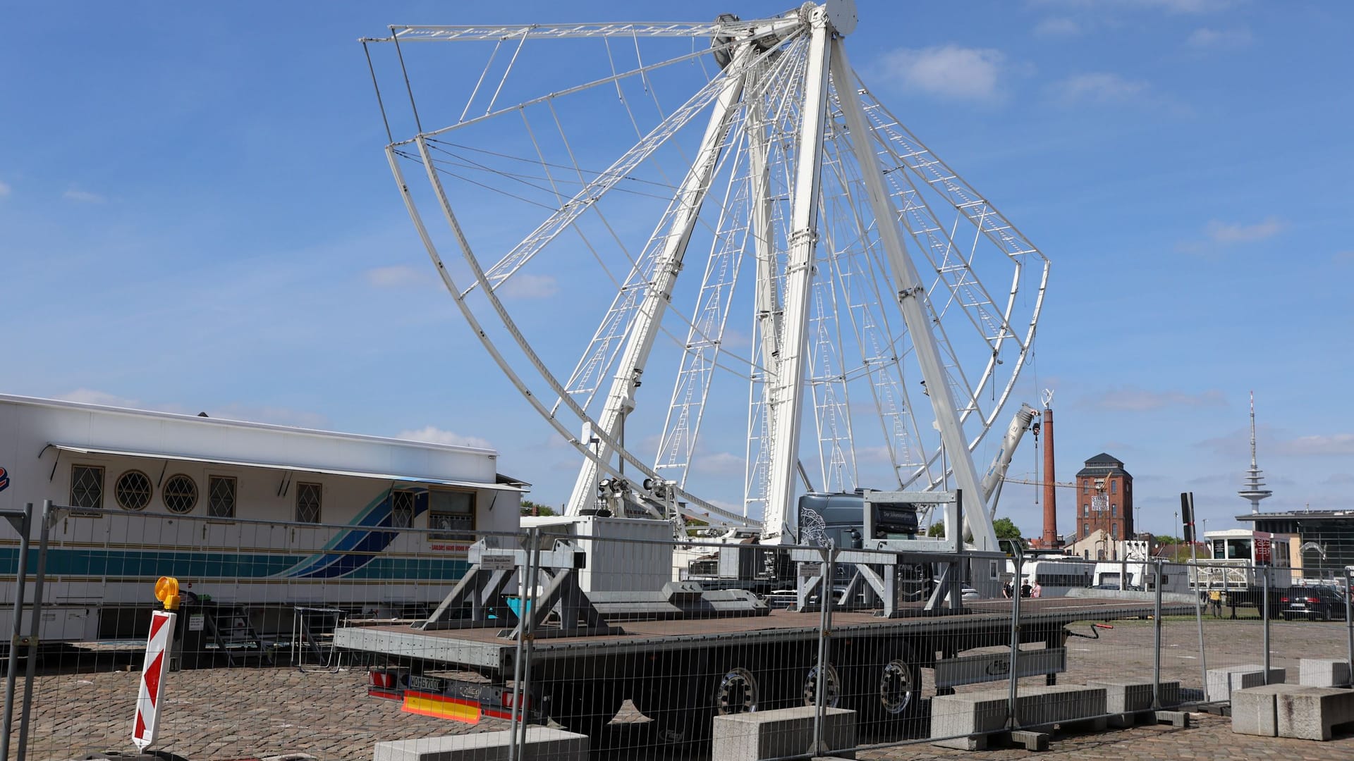 Das halb abgebaute Riesenrad: Am Dienstag es zu einem Unfall.