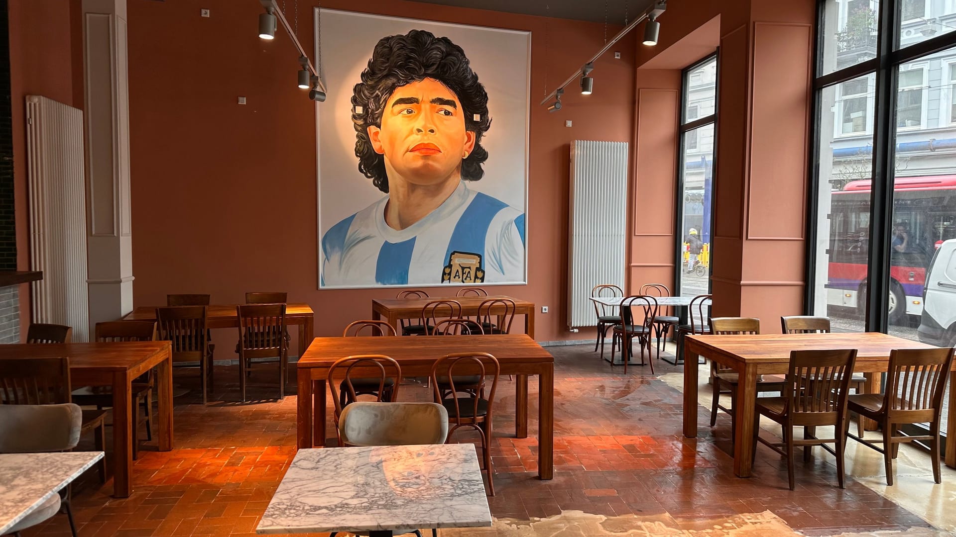 Das Lokal von innen: Ein Bild von Diego Maradona prangt im Laden in der Friedrich-Wilhelm-Straße.