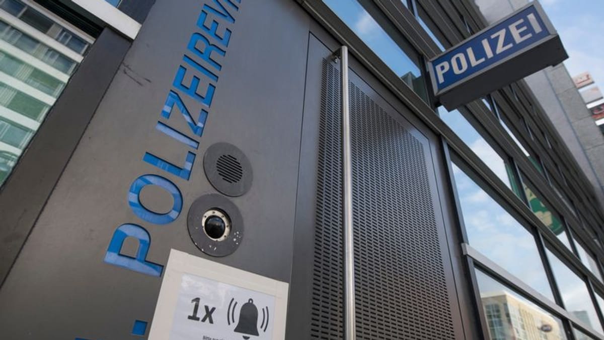 Gericht kippt Suspendierung von Polizist – rassistische Chats