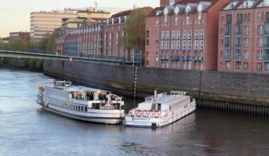 Schiff "MS Dauerwelle" stößt gegen Brücke in Bremer Innenstadt