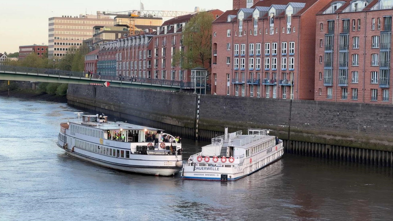 Schiff "MS Dauerwelle" stößt gegen Brücke in Bremer Innenstadt