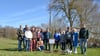 Anlässlich des Besuchs von Murielle und Cédric Roze pflanzten beide Familien eine Freundschaftslinde.