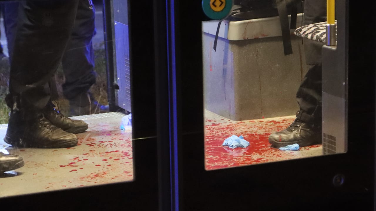 Berlin: Mann in Straßenbahn niedergestochen, Täter auf der Flucht | Regional