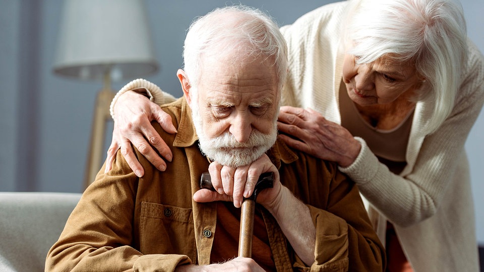Alzheimer und Demenz erkennen und behandeln: Symptome, Therapie, Unterschied