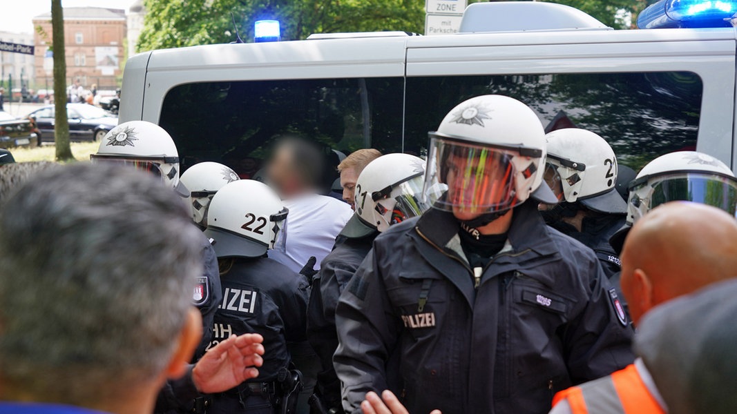 Rechte Demo am Sonnabend in Hamburg - Gegendemos und Stau erwartet | NDR.de - Nachrichten