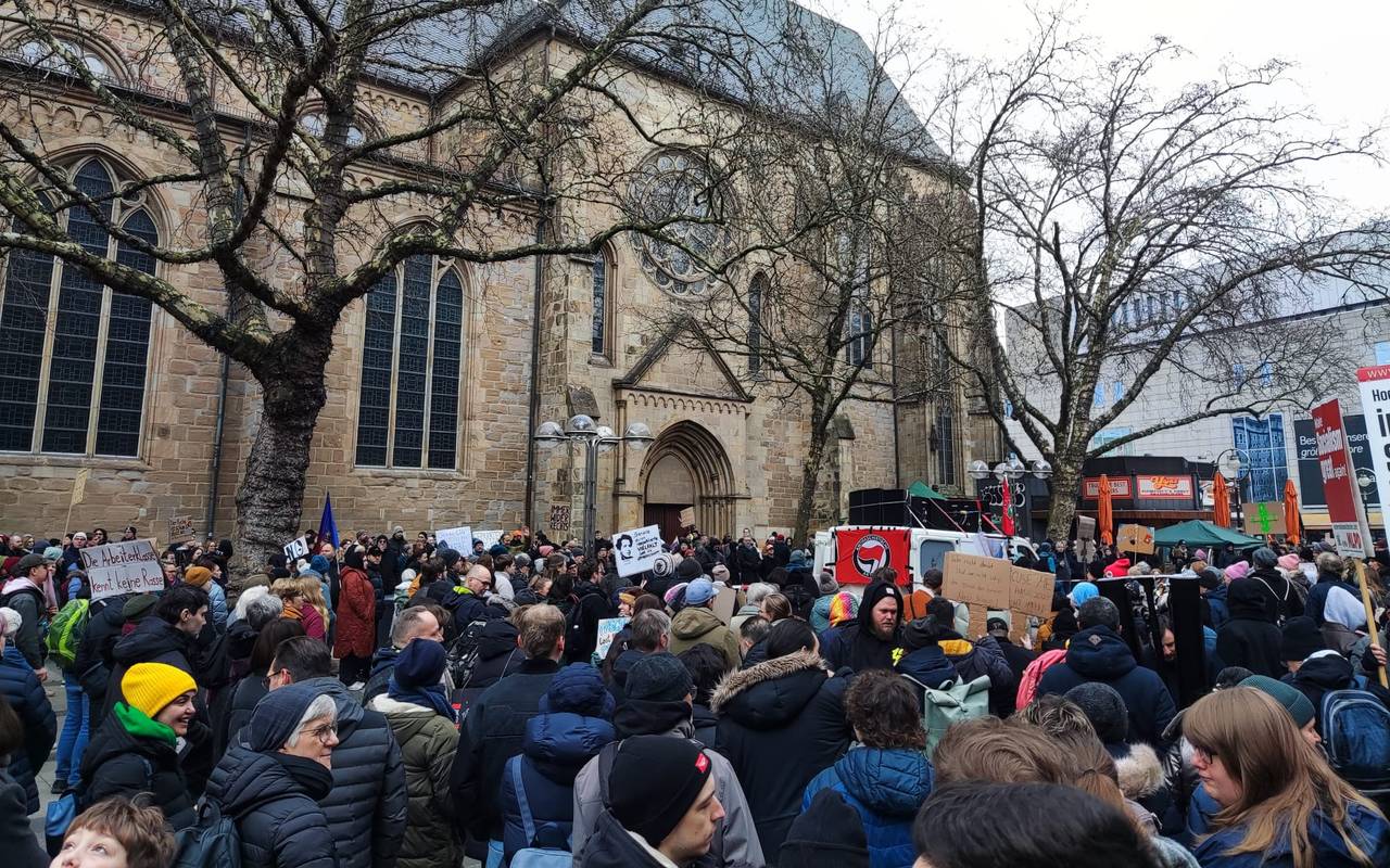 Demo gegen rechts vor der Reinoldikirche.