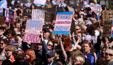 Tausende demonstrieren nach Gerichtsentscheidung in London für trans Rechte