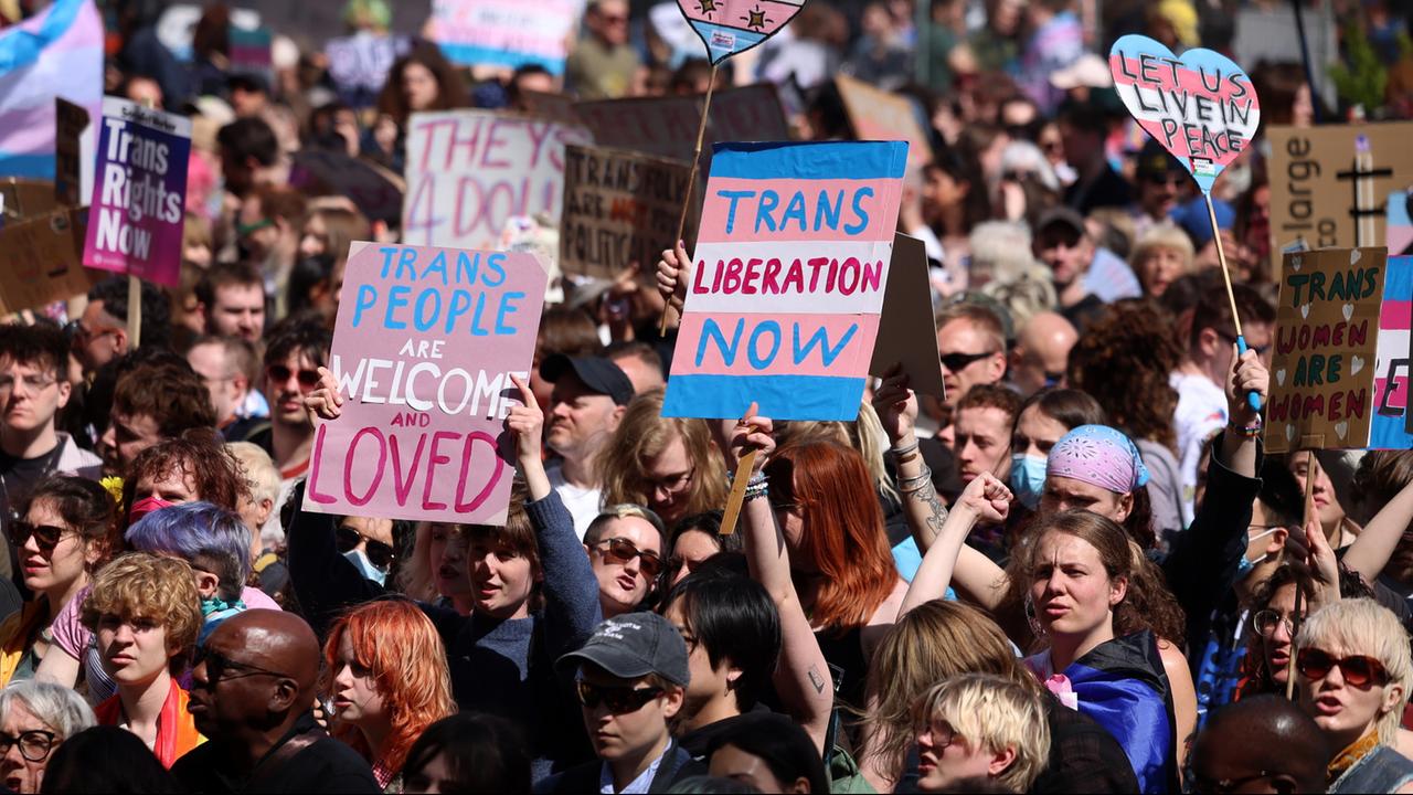 Tausende demonstrieren nach Gerichtsentscheidung in London für trans Rechte