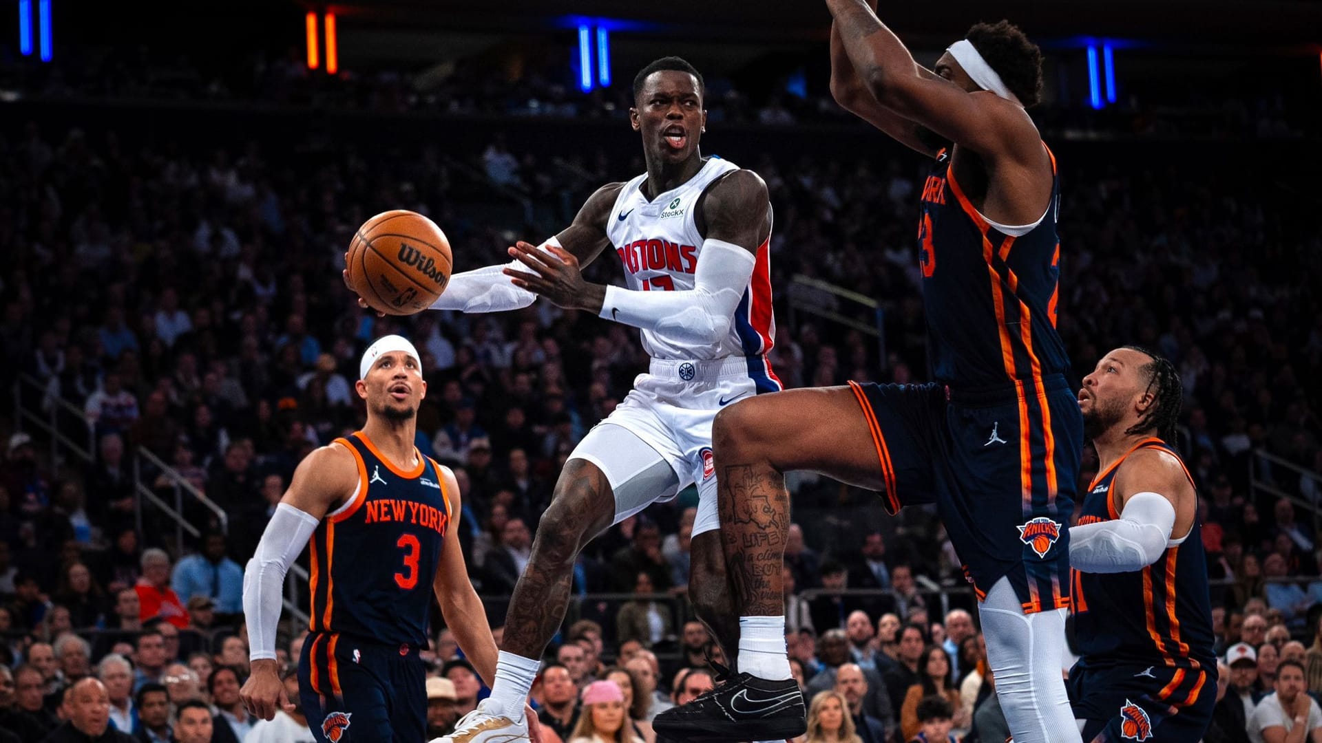 Dennis Schröder (Mitte) im Trikot der Detroit Pistons: Der Basketball-Star eröffnet einen Pop-Up-Store in seiner Heimatstadt Braunschweig.