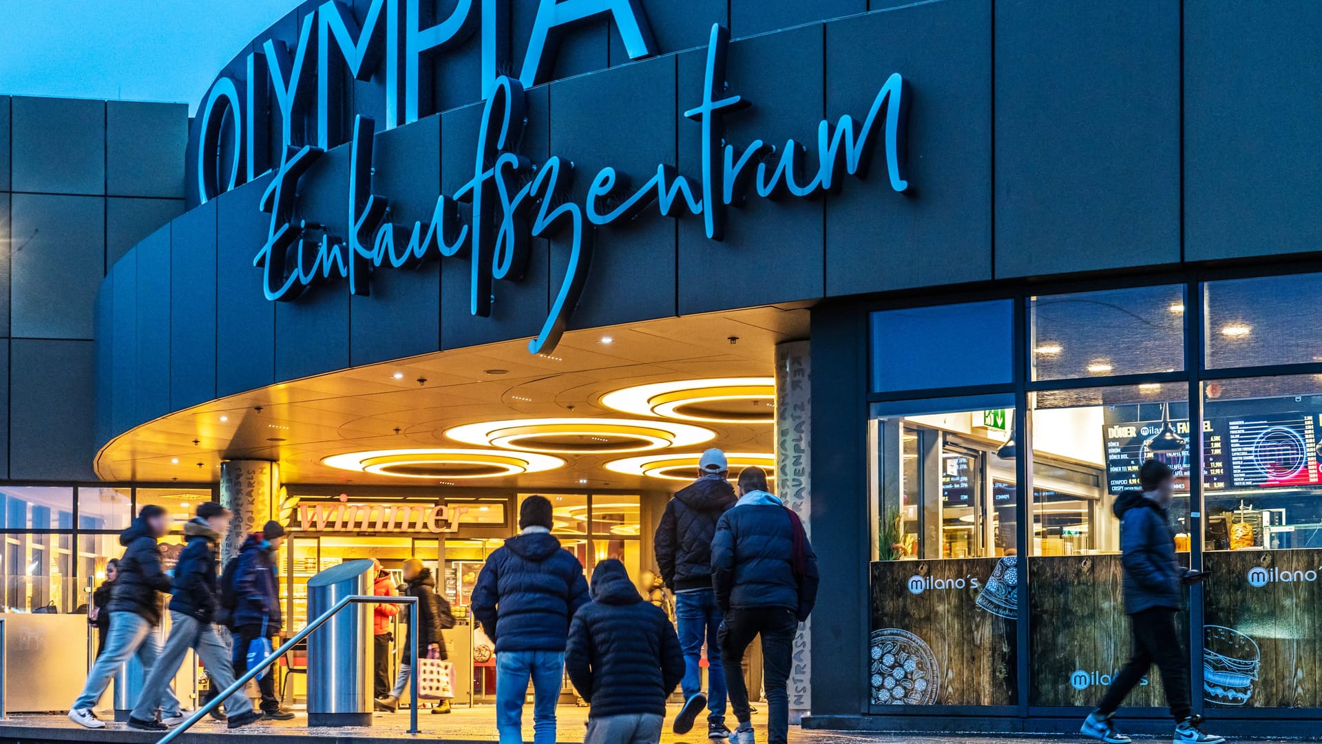 Der Eingang des Olympia-Einkaufszentrums (Archivbild): Der Einsatz weckte Erinnerungen an das rassistische Attentat vor neun Jahren.