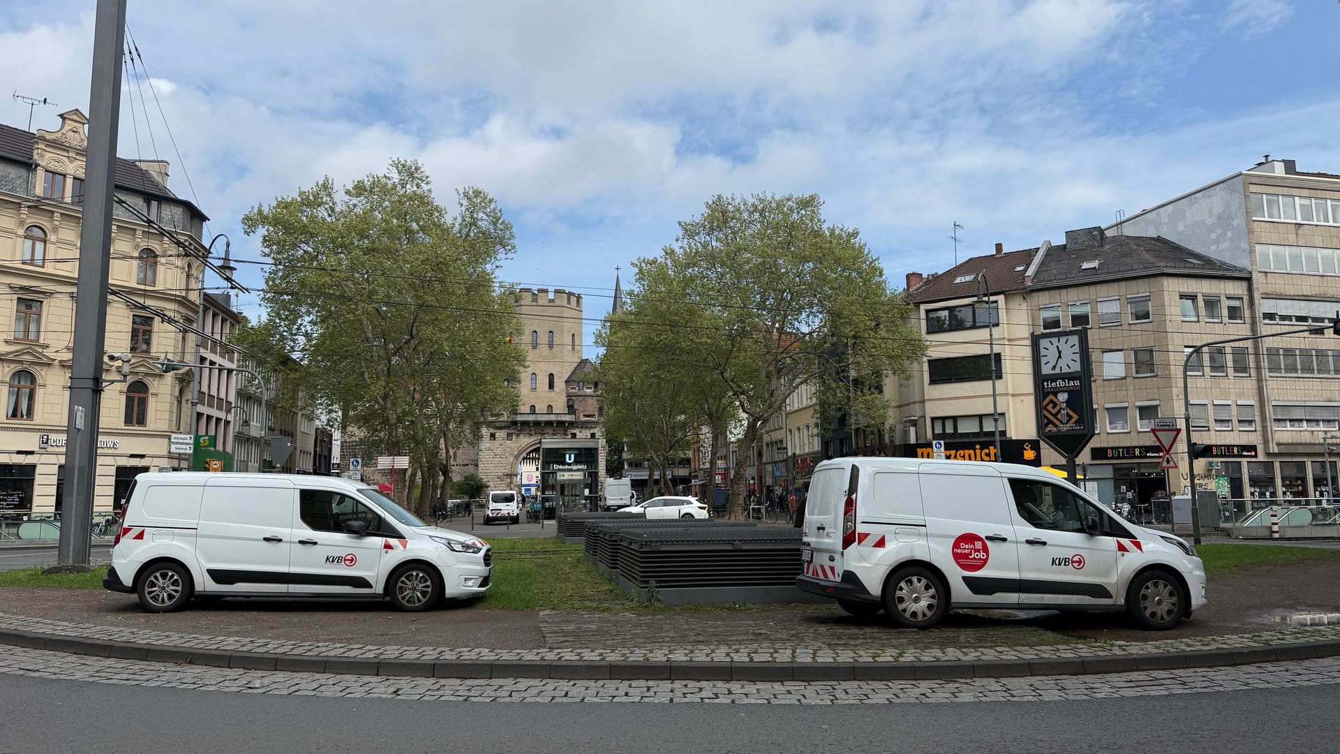 Der Kreisverkehr am Chlodwigplatz in Köln: Häufig parken dort Einsatzfahrzeuge der KVB. Die Grünen wollen das ändern.