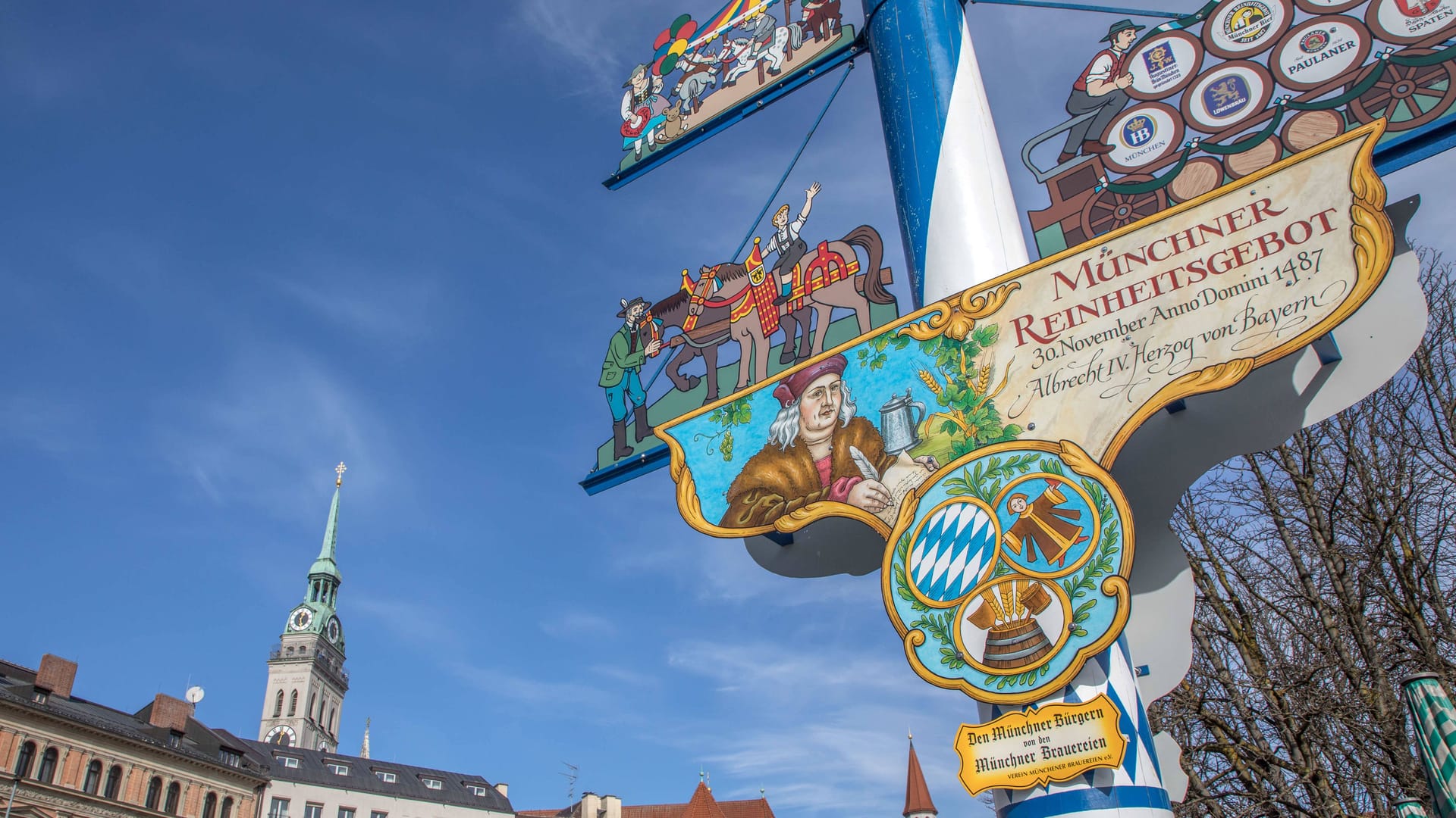 Der Maibaum am Viktualienmarkt in München (Archivbild): Er ist besonders aufwendig geschmückt.