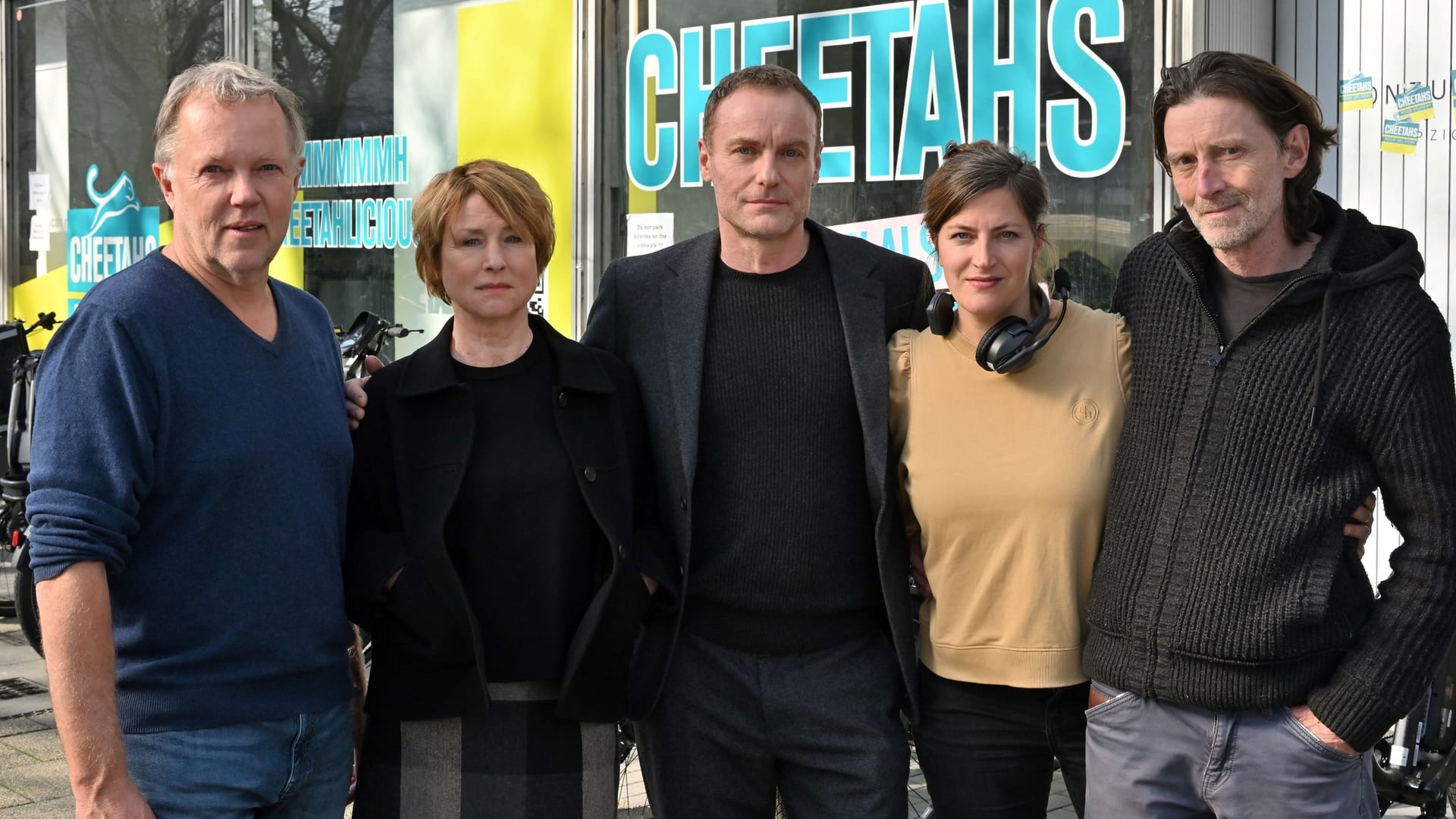 Am Set (v.l.n.r.): Regisseur Torsten C. Fischer, Corinna Harfouch, Mark Waschke, Kamerafrau Julia Daschner, Produzent Martin Lehwald"