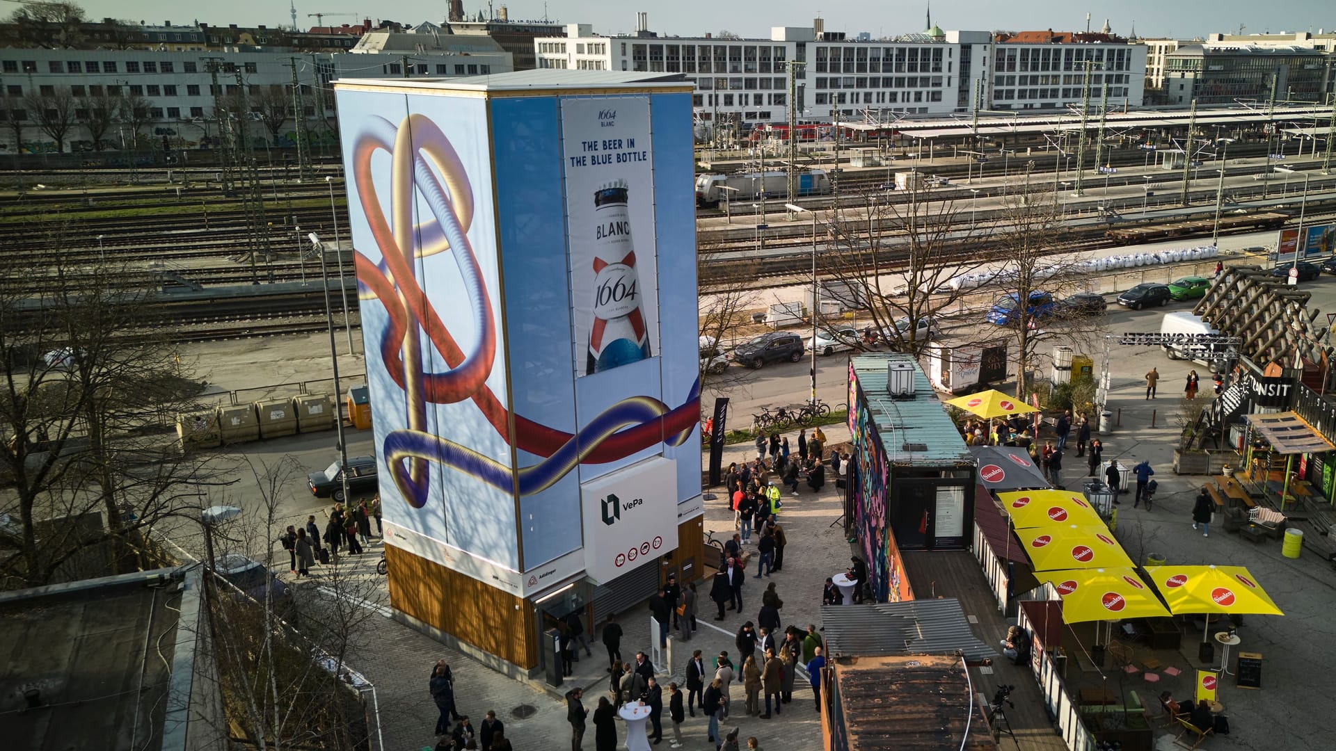 Der neue Parkturm im Werksviertel: Bis zu zwölf Fahrzeuge finden darin Platz.
