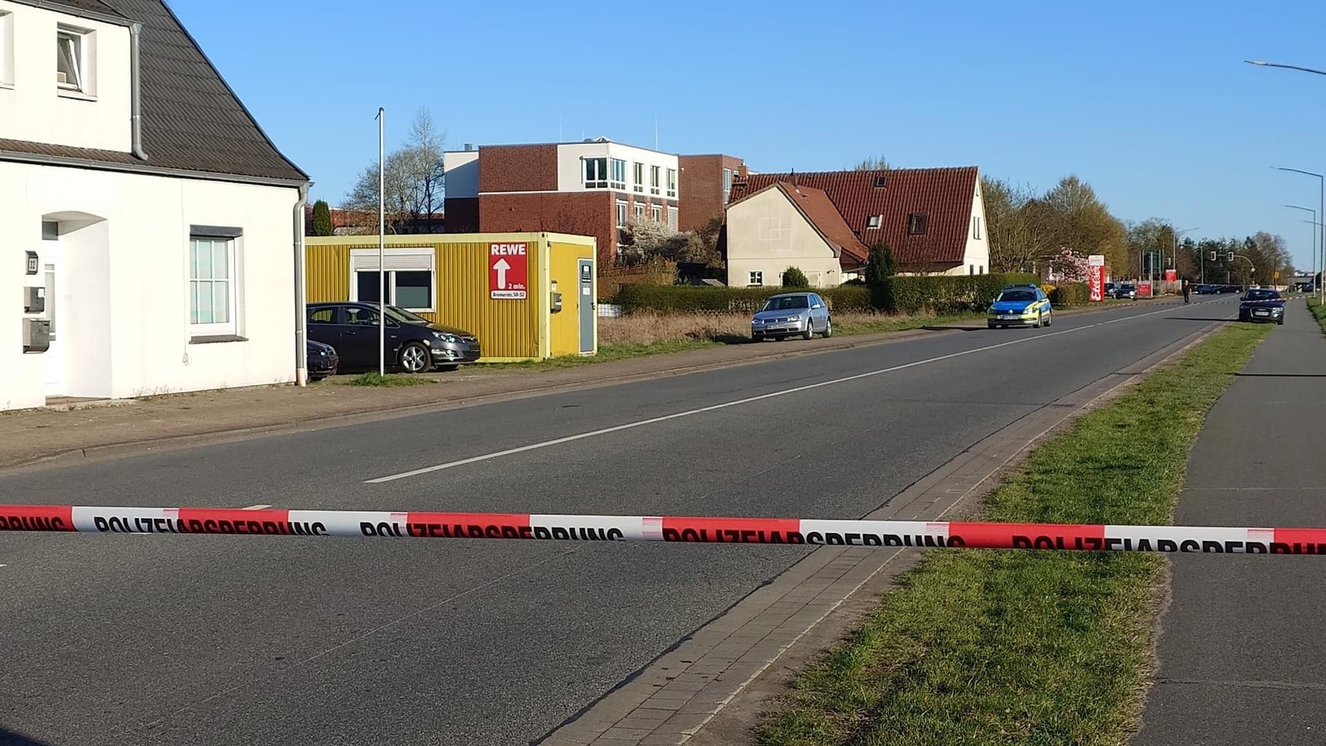 Der Tatort in Seckenhausen. Die Bundesstraße 322 ist derzeit voll gesperrt.