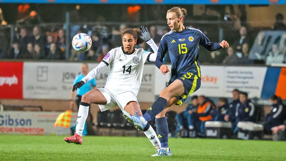 Die Deutsche Nationalspielerin Cora Zicai (l.) im Duell mit der Schottin Jenna Clark © IMAGO / Fotostand 